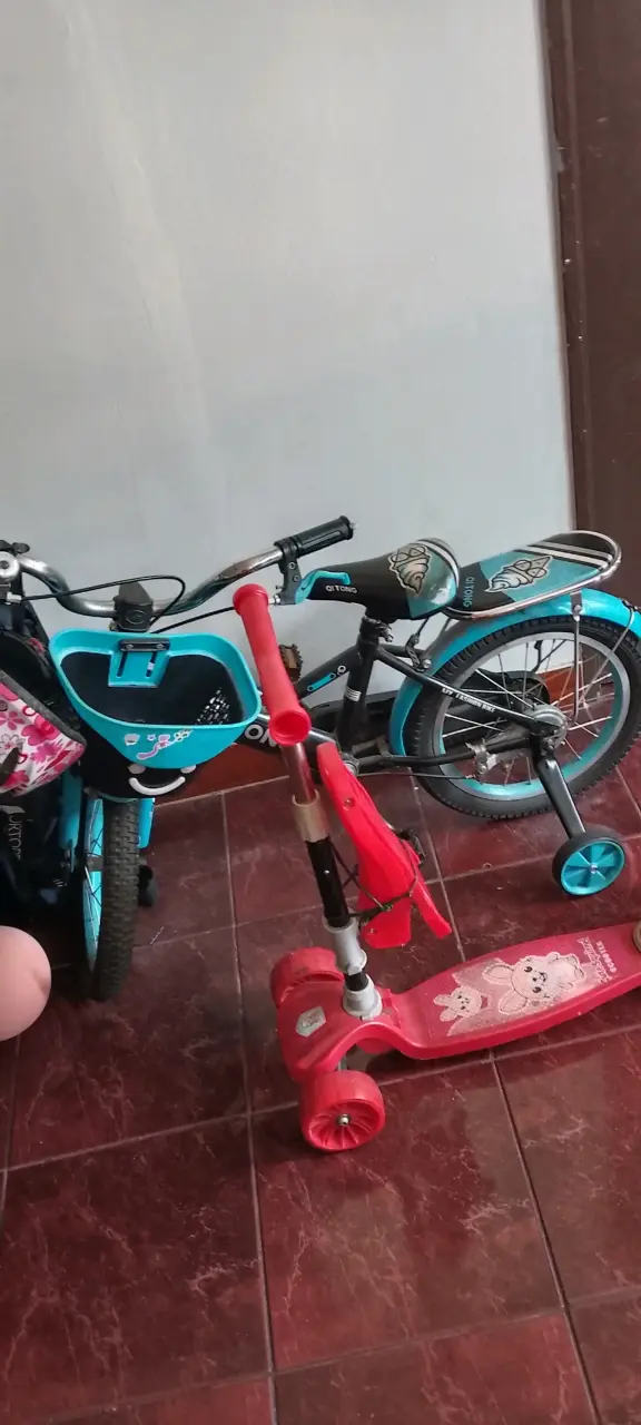 Bicicleta infantil azul con canasto