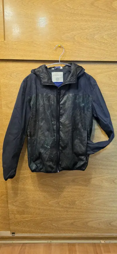 Chaqueta negra con capucha - miniatura 1