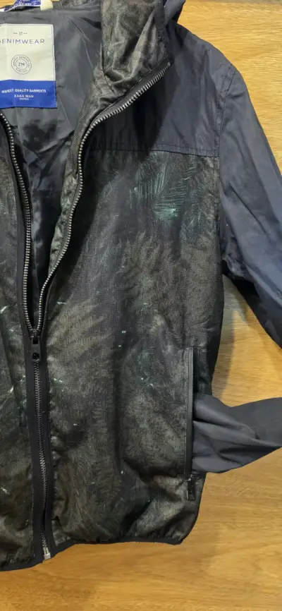 Chaqueta negra con capucha - miniatura 2