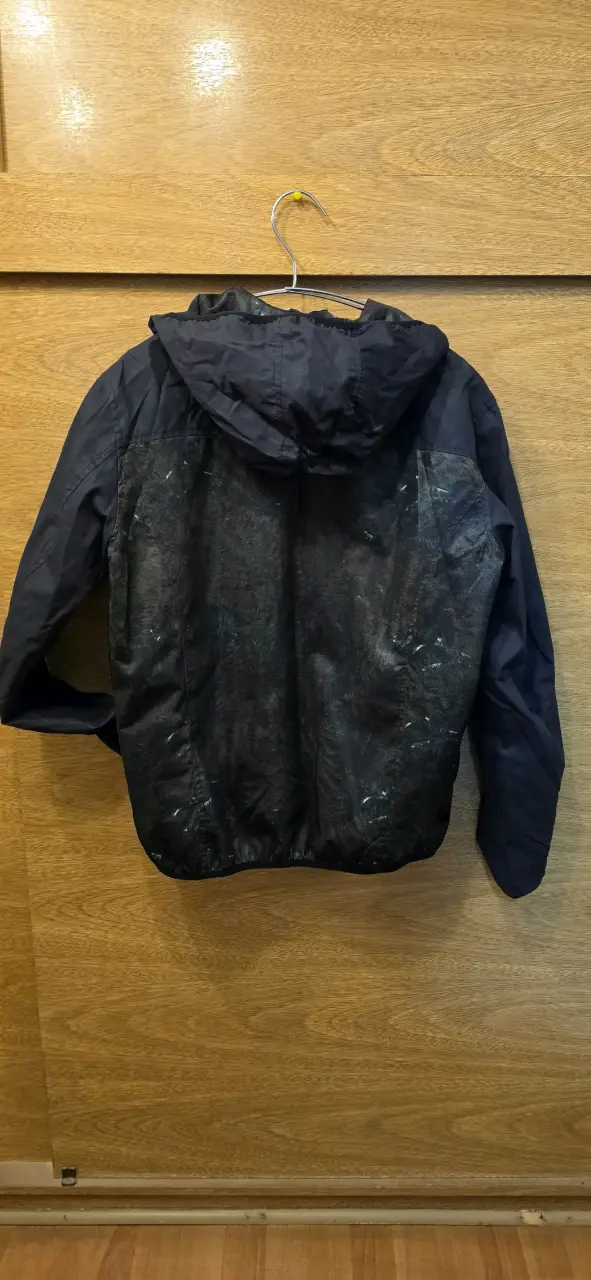 Chaqueta negra con capucha - 3