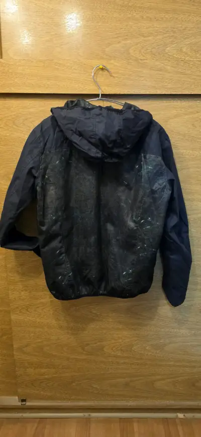 Chaqueta negra con capucha - miniatura 3
