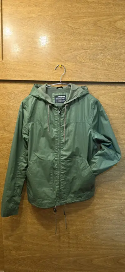 Chaqueta verde con capucha - miniatura 1