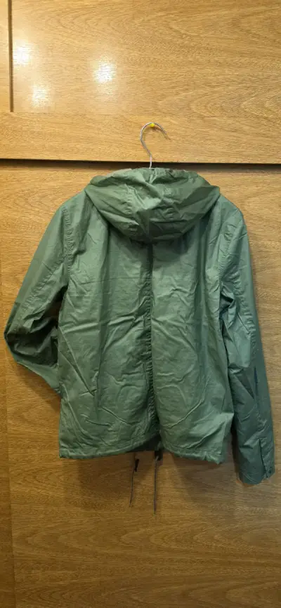 Chaqueta verde con capucha - miniatura 2