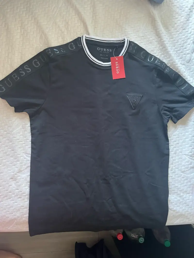 Polera negra Guess con etiqueta