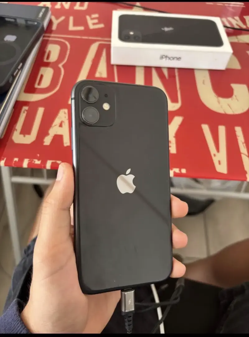 iPhone negro en buen estado - 1
