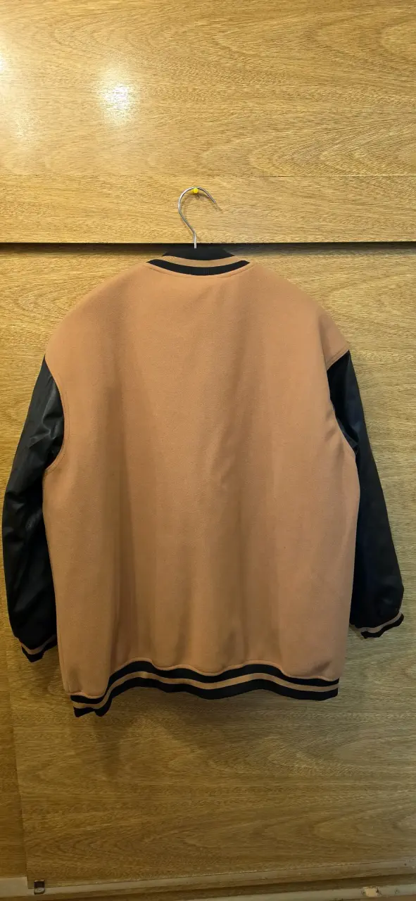 Chaqueta varsity marrón y negra - 2