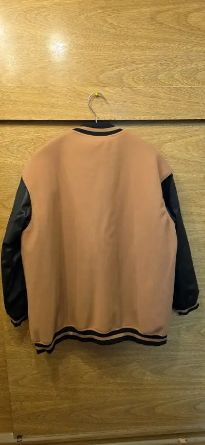 Chaqueta varsity marrón y negra - miniatura 2