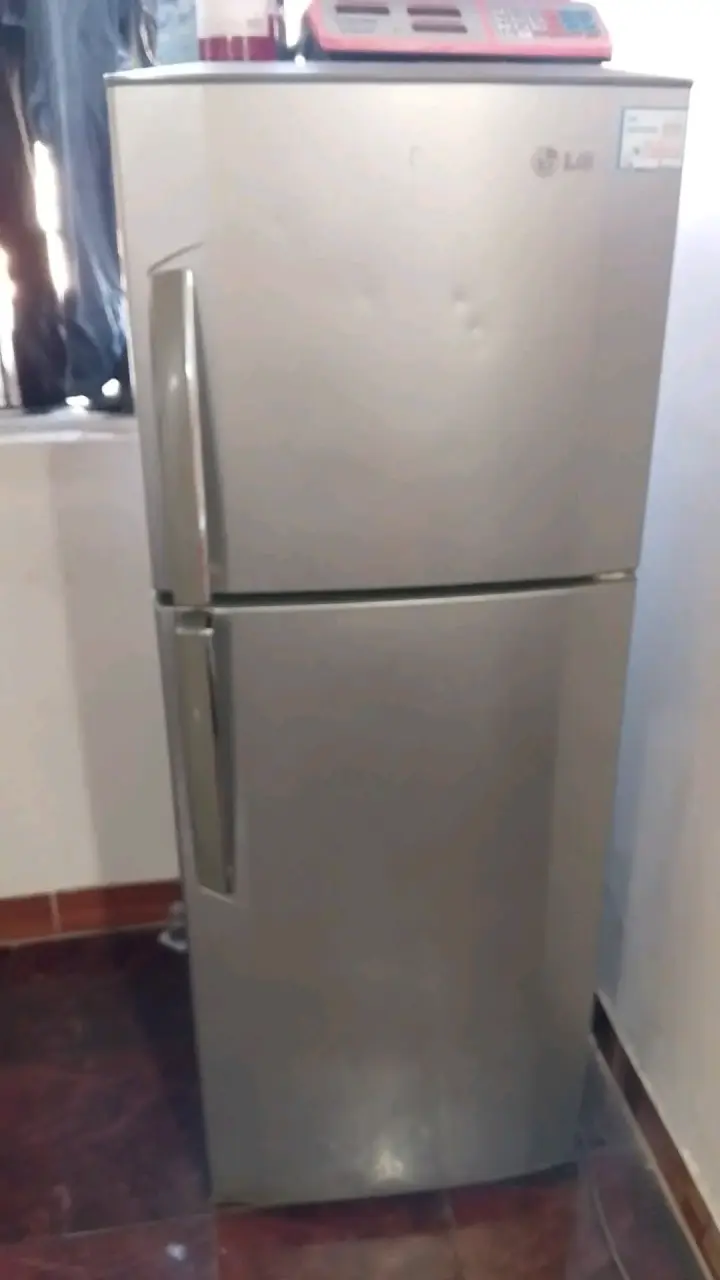 Refrigerador LG gris usado - 1