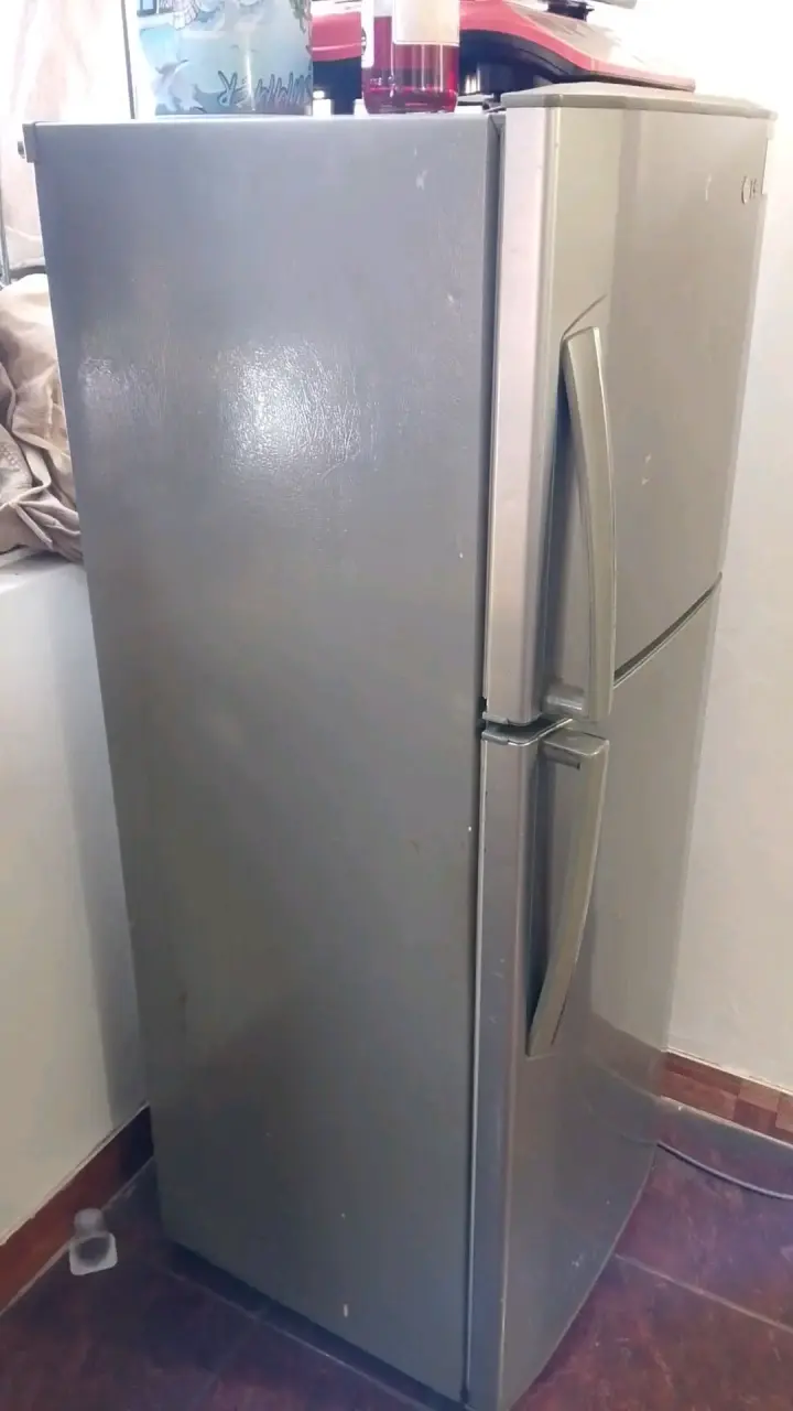 Refrigerador LG gris usado - 2