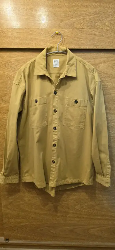 Camisa ocre con bolsillos - miniatura 1