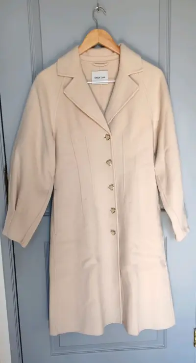 Abrigo beige con botones de corazón - miniatura 2