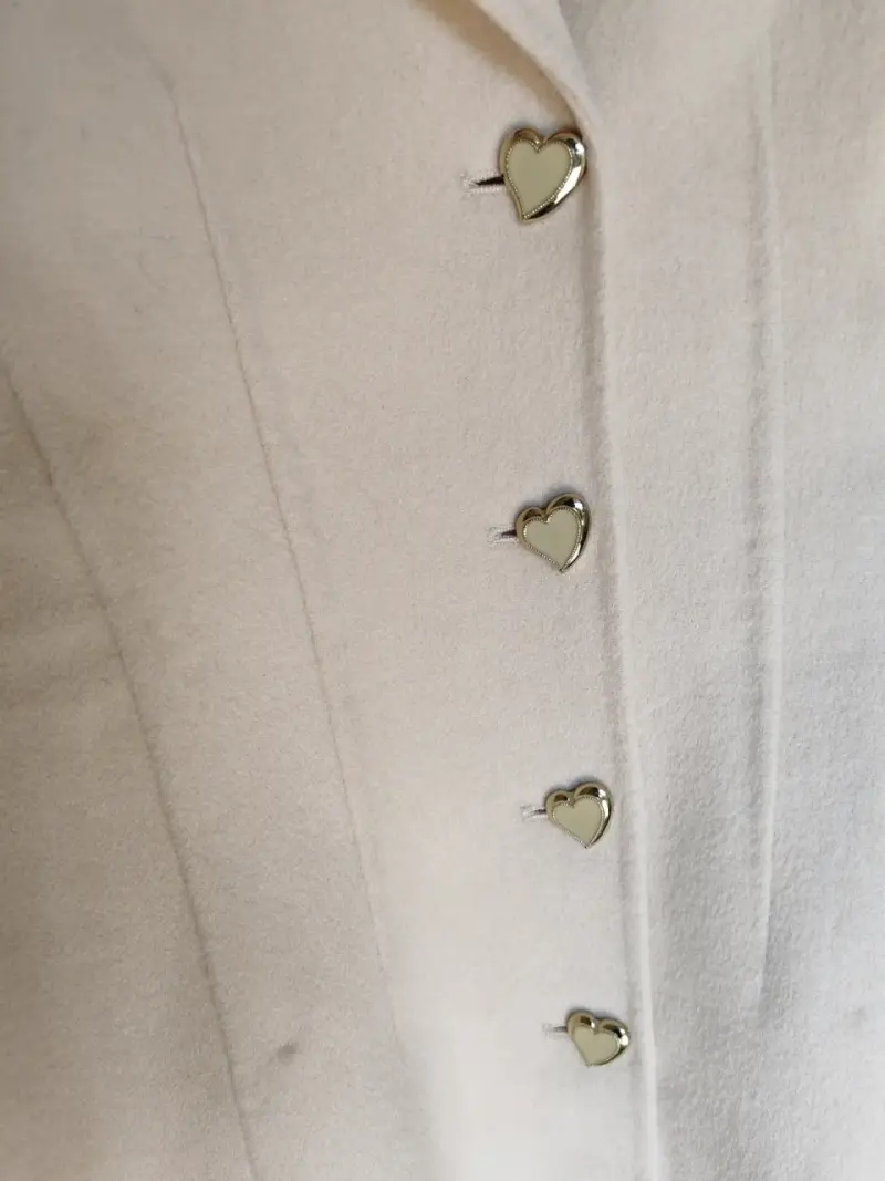 Abrigo beige con botones de corazón - 3