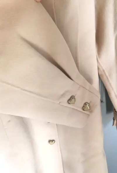 Abrigo beige con botones de corazón - miniatura 4