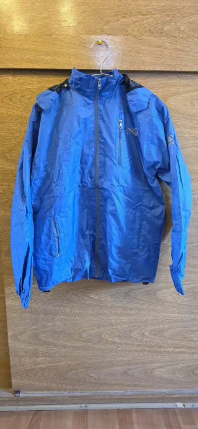 Chaqueta azul impermeable - miniatura 1