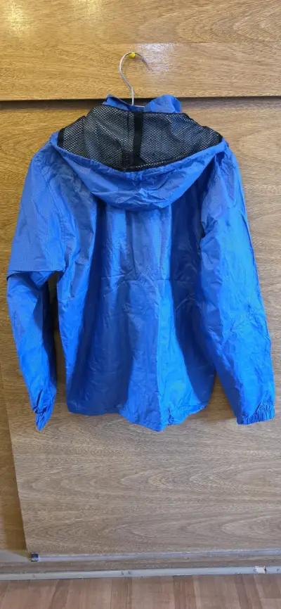 Chaqueta azul impermeable - miniatura 2