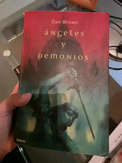 Libro Ángeles y Demonios de Dan Brown - miniatura 1