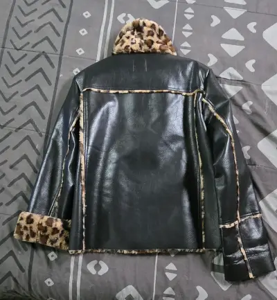 Chaqueta de cuero con estampado leopardo - miniatura 4