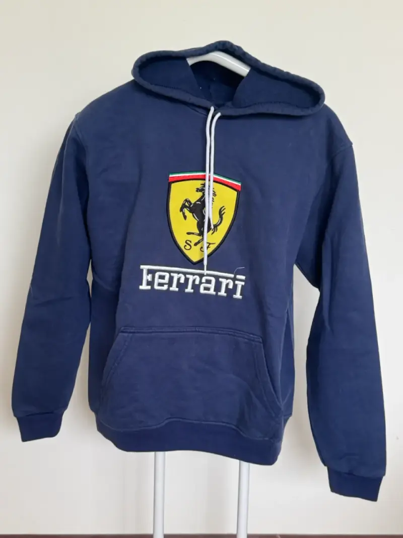 Polerón azul con capucha Ferrari