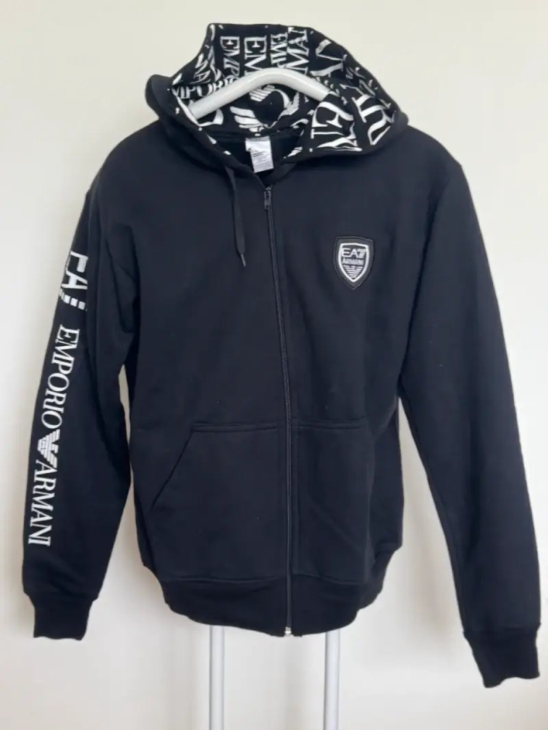 Polerón negro EA7 con capucha