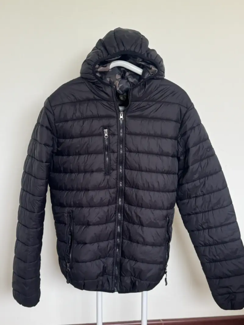Chaqueta de plumas negra