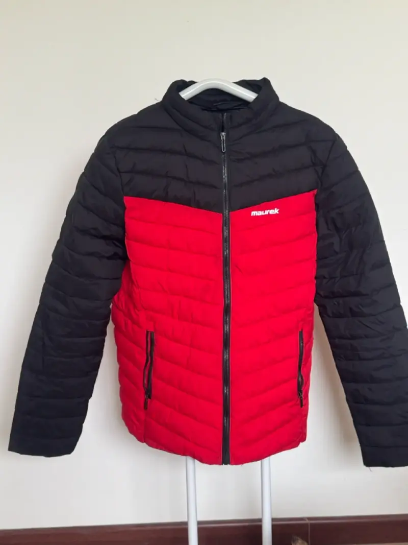 Chaqueta acolchada negra y roja