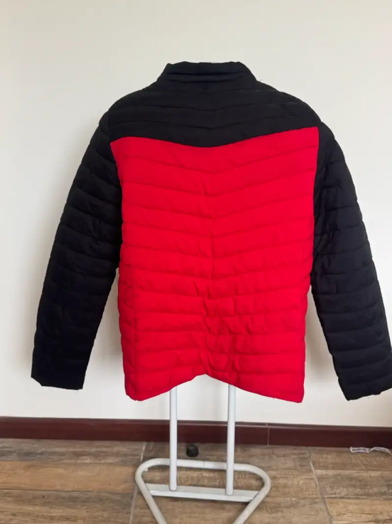 Chaqueta acolchada negra y roja - 2