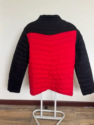 Chaqueta acolchada negra y roja - miniatura 2