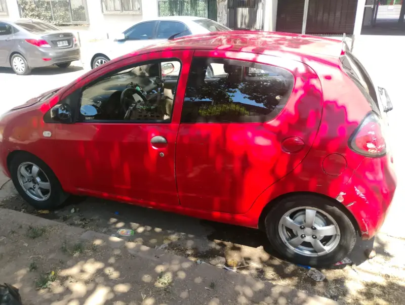 Auto rojo compacto usado - 2