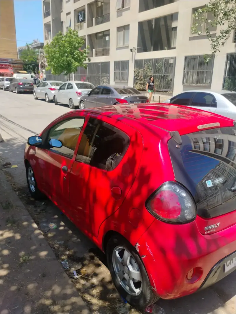 Auto rojo compacto usado - 3
