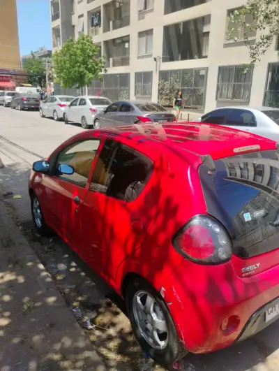 Auto rojo compacto usado - miniatura 3