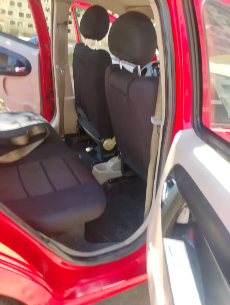 Auto rojo compacto usado - 5