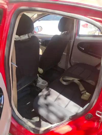 Auto rojo compacto usado - miniatura 6