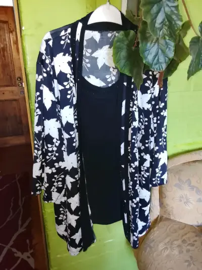 Kimono floral blanco y negro - miniatura 1
