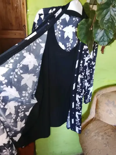 Kimono floral blanco y negro - miniatura 2