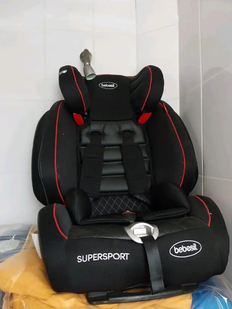 Auto de juguete rojosy  silla  de auto - 2