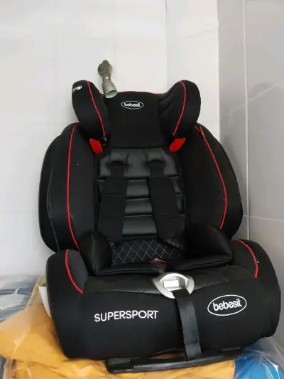 Auto de juguete rojosy  silla  de auto - miniatura 2
