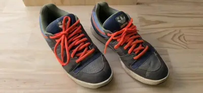 Zapatillas deportivas con cordones naranjas - miniatura 1