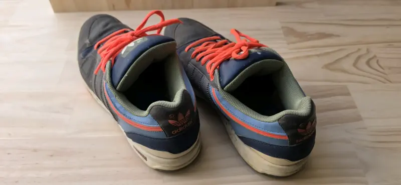 Zapatillas deportivas con cordones naranjas - 2
