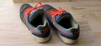 Zapatillas deportivas con cordones naranjas - miniatura 2