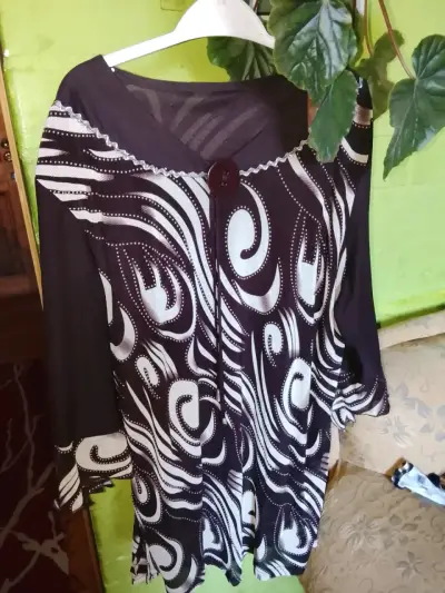 Polera con diseño blanco y café - miniatura 1