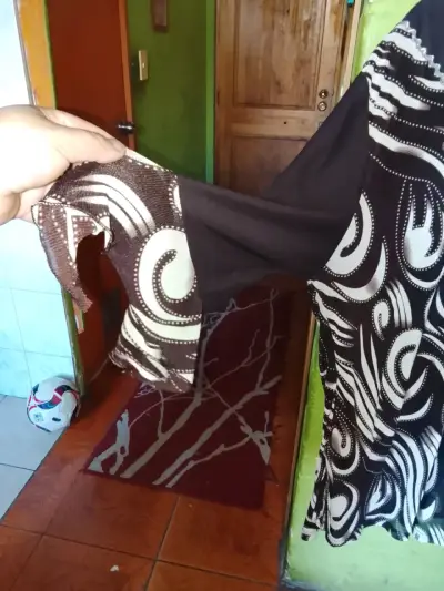 Polera con diseño blanco y café - miniatura 2