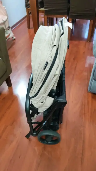 Coche para bebé beige plegable - miniatura 2