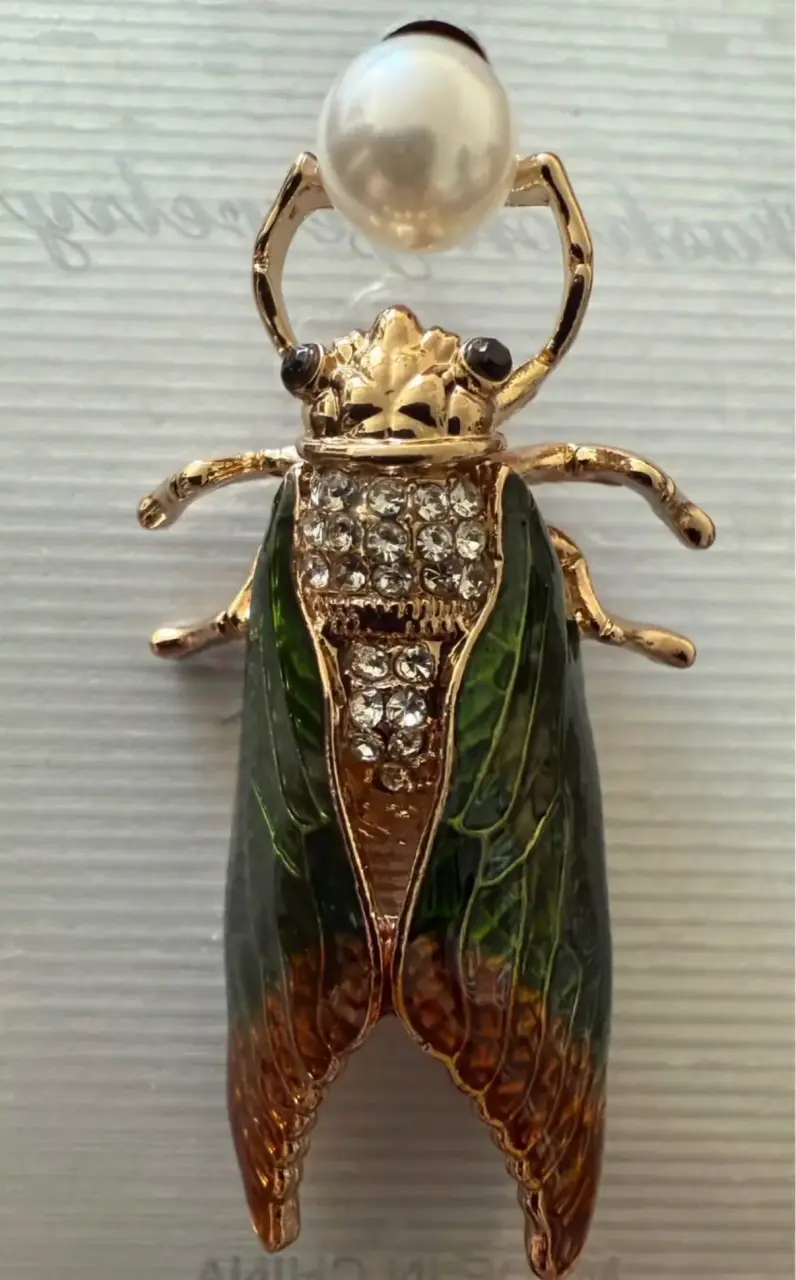 Pin de insecto dorado y perlas