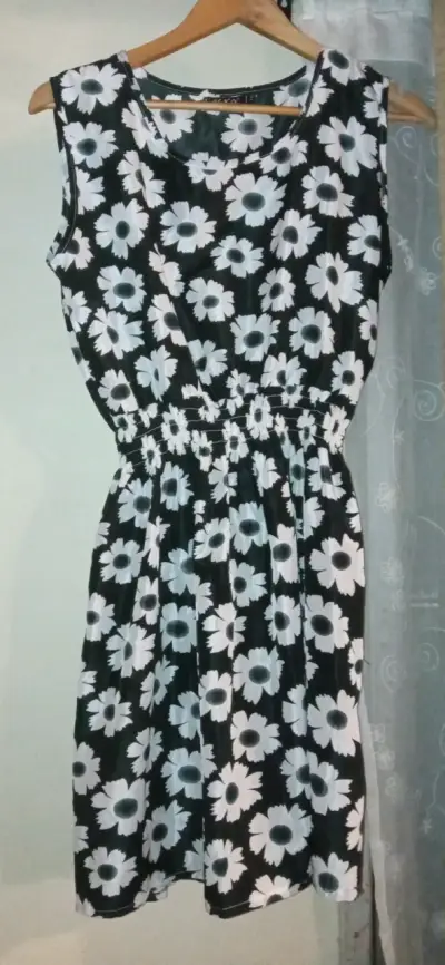 Vestido negro flores blancas - miniatura 1