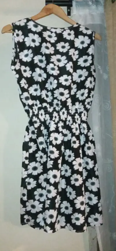Vestido negro flores blancas - miniatura 2