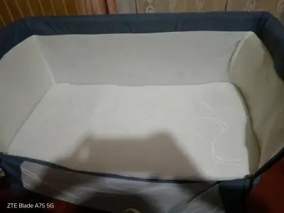 Cuna de bebé con borde azul - miniatura 1