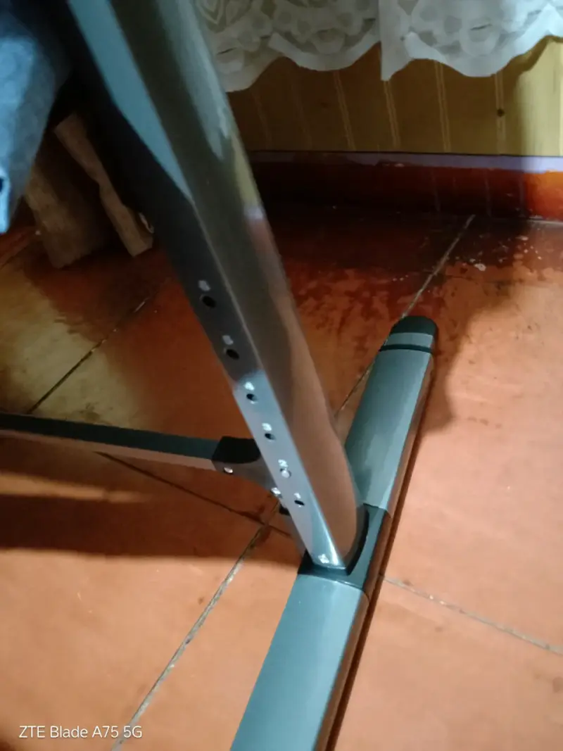 Cuna de bebé con borde azul - 2