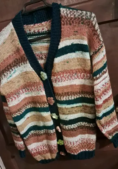 Cardigan de lana con botones - miniatura 1