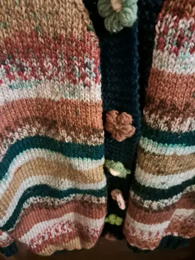 Cardigan de lana con botones - miniatura 4