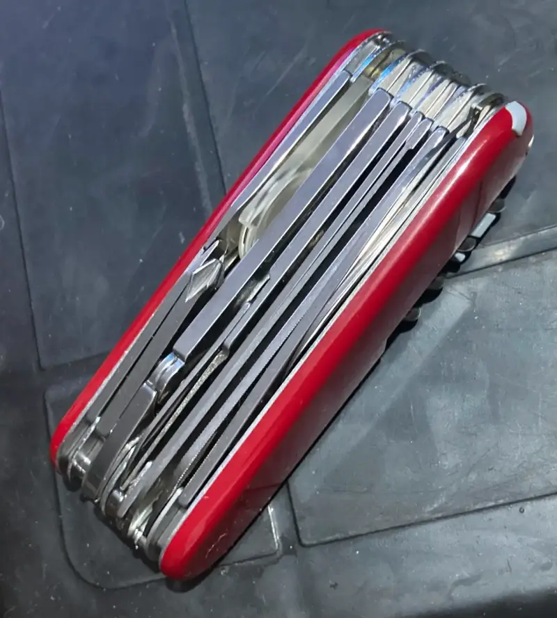 Navaja Suiza multiusos roja + Estuche Cuero - 3